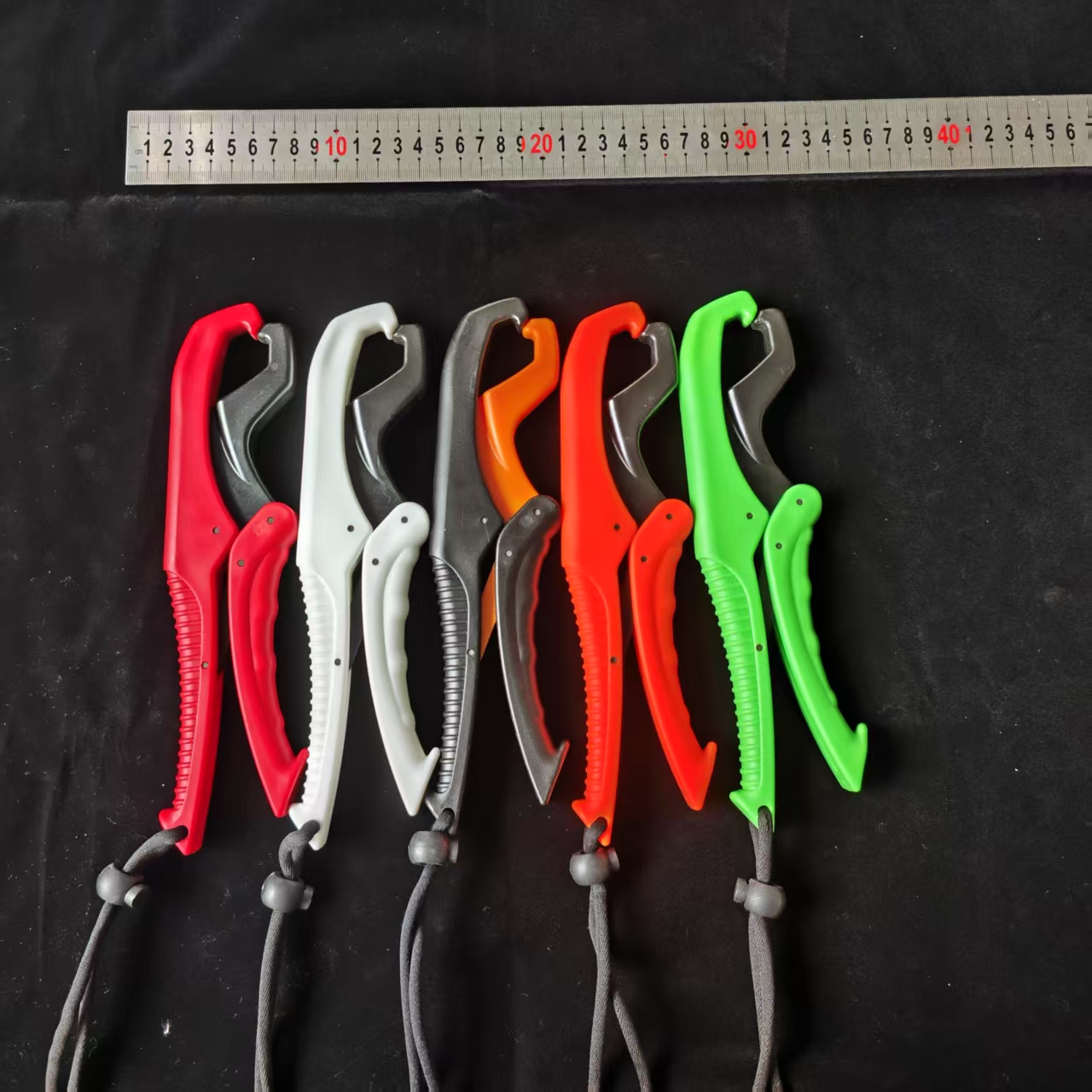 Plastic floating round mouth fish control device